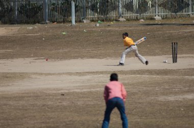 Umaria kasabasında kriket oynayan çocuklar.