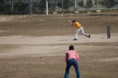 Umaria kasabasında kriket oynayan çocuklar.