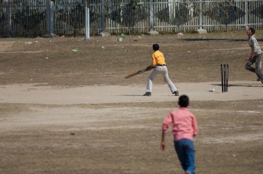 Umaria kasabasında kriket oynayan çocuklar.