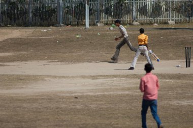 Umaria kasabasında kriket oynayan çocuklar.