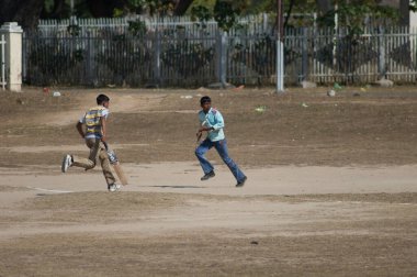 Umaria kasabasında kriket oynayan çocuklar.