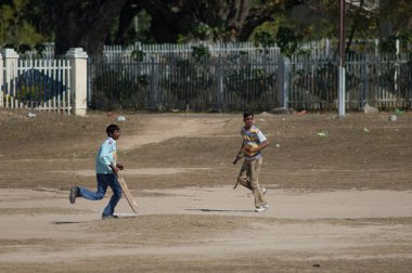 Umaria kasabasında kriket oynayan çocuklar.