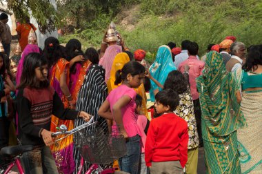 Bharatpur şehrinde bir Hindu düğününü kutlamak..