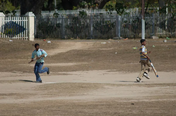 Niños jugando criket en la ciudad de Umaria. — Foto de Stock