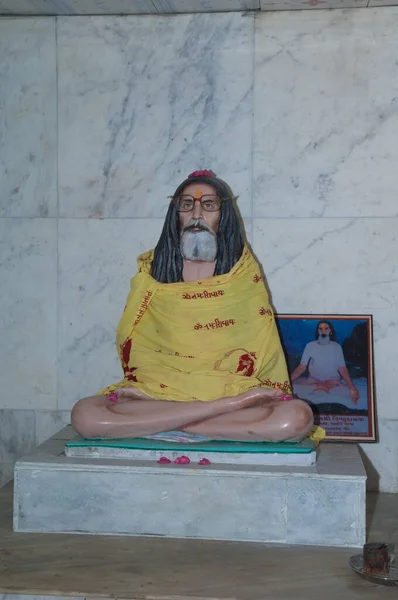 Αγαλματίδιο και φωτογραφία ενός γκουρού σε ινδουιστικό ναό. — Φωτογραφία Αρχείου