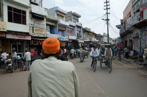 バラトプルの路上で自転車に乗っているインド人男性. — ストック写真