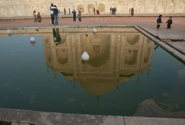 O edifício principal Taj Mahal refletido em um tanque de água. — Fotografia de Stock