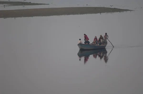 Tourists enjoying a boat tour in the Yamuna River. — Stock Photo, Image