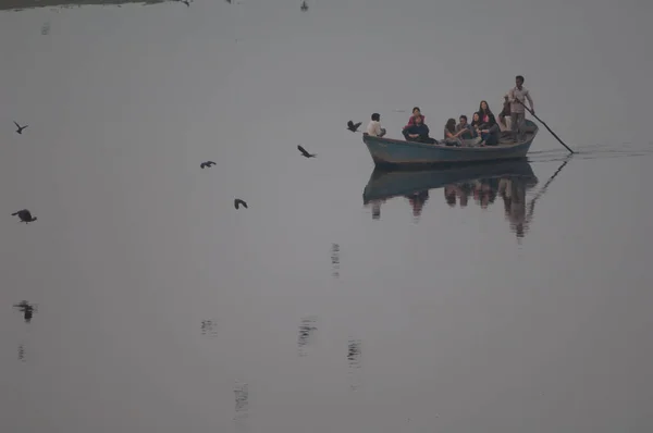 Turistas disfrutando de un paseo en barco por el río Yamuna. —  Fotos de Stock