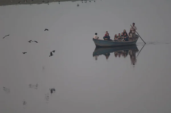 Turistas disfrutando de un paseo en barco por el río Yamuna. —  Fotos de Stock