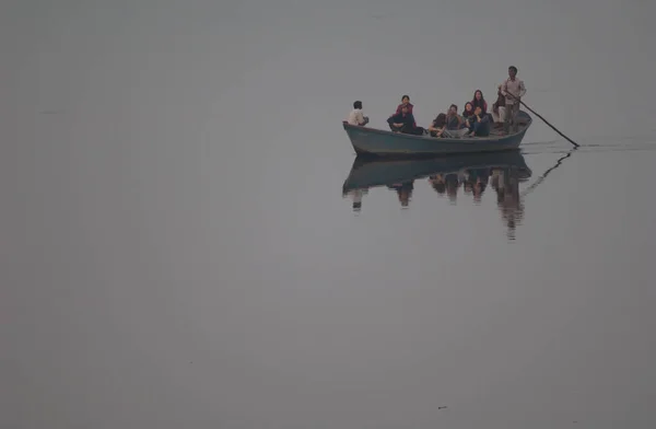 Turistas disfrutando de un paseo en barco por el río Yamuna. —  Fotos de Stock