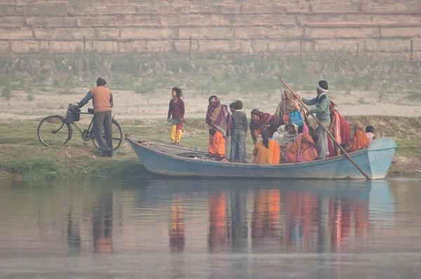 Indian families crossing the Yamuna River in Agra. — Stock Photo, Image