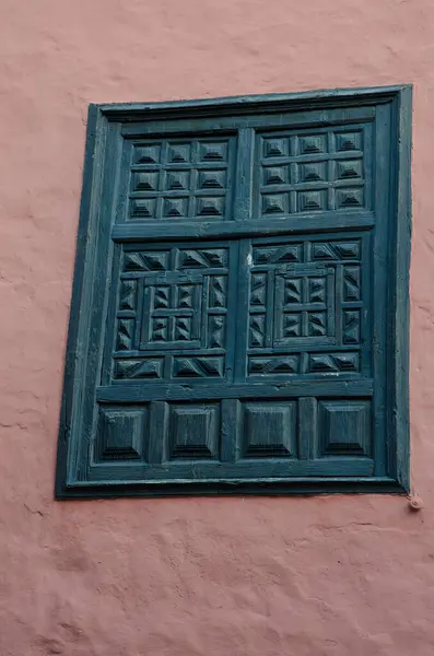 Janela tradicional em um edifício de San Sebastian de La Gomera. — Fotografia de Stock