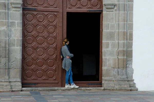 Mulher na porta de uma igreja paroquial. — Fotografia de Stock