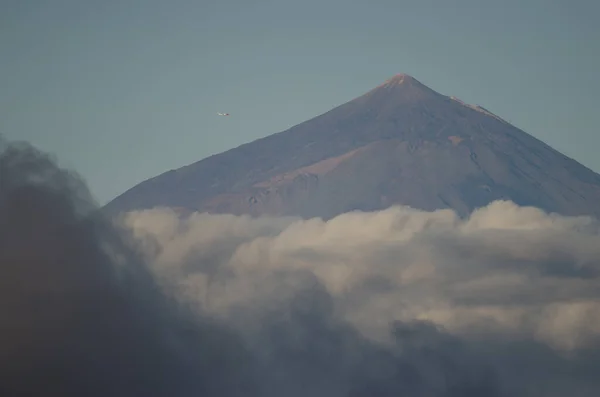 Avión volando sobre la cumbre del Teide de Tenerife. — Foto de Stock
