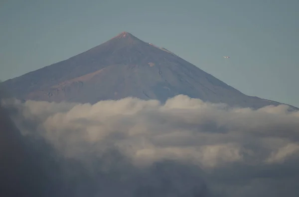 Vliegtuig over de top van de Teide van Tenerife. — Stockfoto