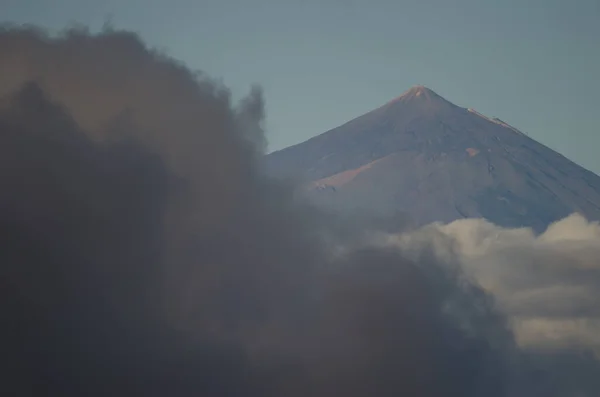 Cumbre del Teide destacándose entre un mar de nubes. — Foto de Stock