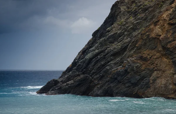 Scogliera sul mare nella spiaggia di Hermigua a La Gomera. — Foto Stock