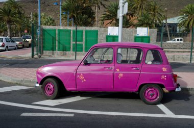 Araba sokağa park edilmiş..