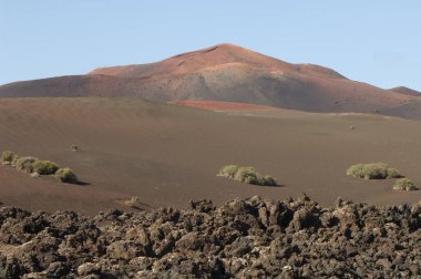 Timanfaya Ulusal Parkı 'ndaki volkanik manzara.