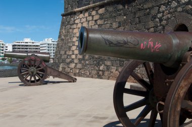 Toplar ve San Gabriel Kalesi.