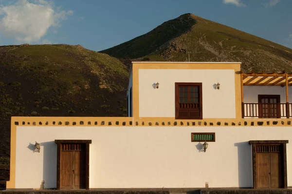 Casa tradizionale e montagna. — Foto Stock