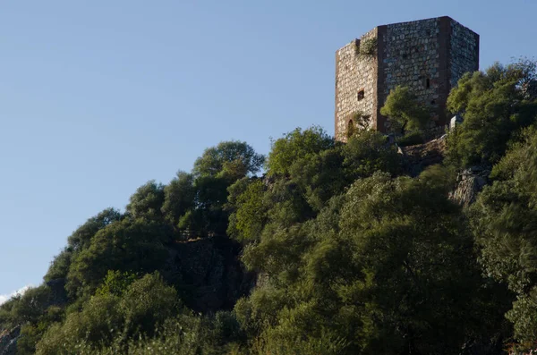 Monfrague zámek na kopci. — Stock fotografie