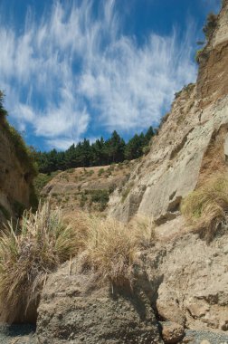Geçit ve kayalıklar.