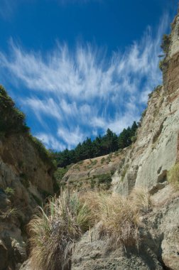 Geçit ve kayalıklar.