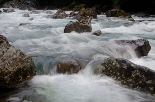 Cataratas arroyo en el Parque Nacional de Fiordland. — Foto de Stock
