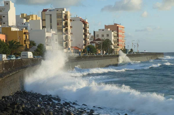 Denizcilik caddesinde dalgalar. Santa Cruz de La Palma 'da. La Palma. Kanarya Adaları. İspanya.