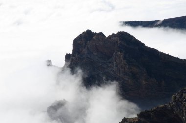 Volkanik bir kraterin uçurumları ve bulut denizi.