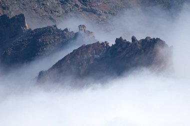 Volkanik bir kraterin uçurumları ve bulut denizi. Caldera de Taburiente Ulusal Parkı. La Palma. Kanarya Adaları. İspanya.