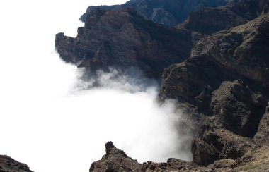 Volkanik bir kraterin uçurumları ve bulut denizi. Caldera de Taburiente Ulusal Parkı. La Palma. Kanarya Adaları. İspanya.
