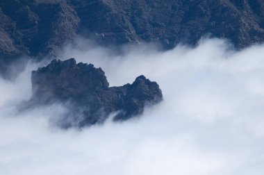 Volkanik bir kraterin uçurumları ve bulut denizi. Caldera de Taburiente Ulusal Parkı. La Palma. Kanarya Adaları. İspanya.