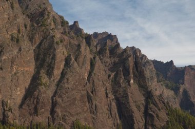 Caldera de Taburiente Ulusal Parkı 'nın volkanik kraterinin kayalıkları. La Palma. Kanarya Adaları. İspanya.