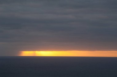 Santa Cruz de La Palma 'dan Atlantik Okyanusu üzerinde gün batımı. La Palma. Kanarya Adaları. İspanya.