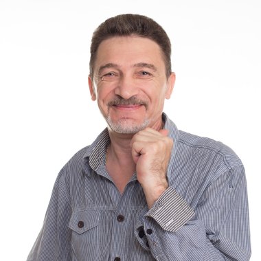 gri gözleri gülümseyerek bakan yaşlı adam