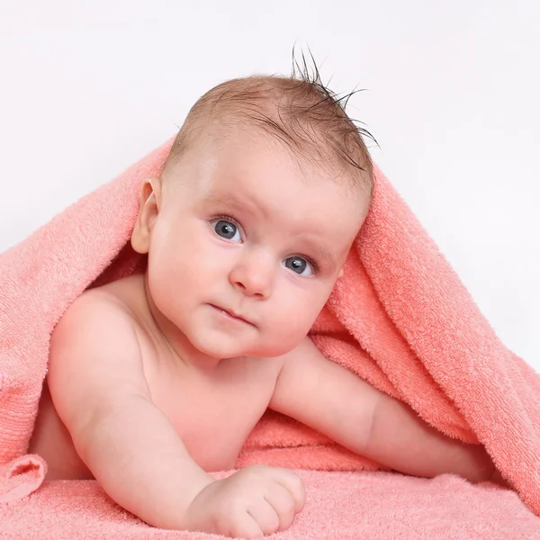 Dziecko po kąpieli mokrych włosów — Zdjęcie stockowe