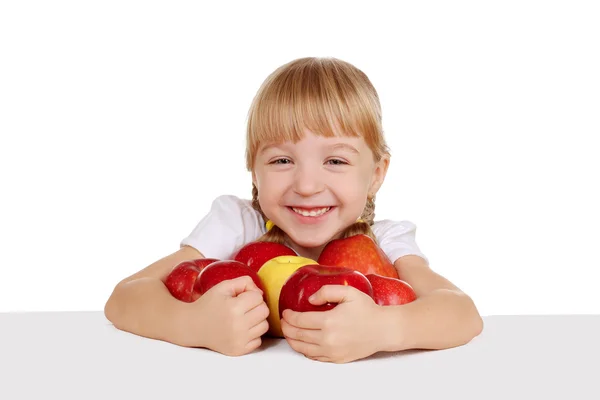 Kleines Mädchen mit roten Äpfeln — Stockfoto