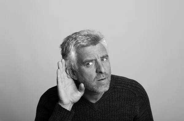 Hombre sordo envejecido en blanco y negro —  Fotos de Stock