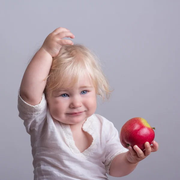 Bebê uma maçã vermelha — Fotografia de Stock
