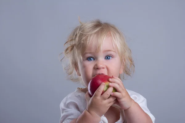 Bonito bebê mastigação — Fotografia de Stock