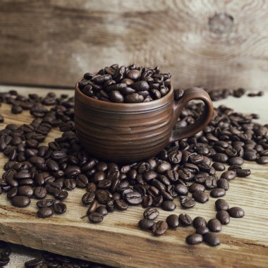 Seramik fincanda kahve çekirdekleri 