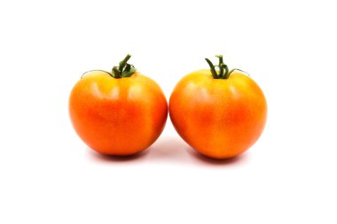 Beyaz arkaplanda taze kırmızı domates izole edildi