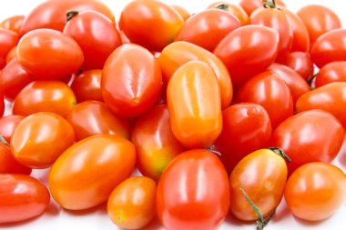 druif of cherry tomaten geïsoleerd op witte achtergrond.