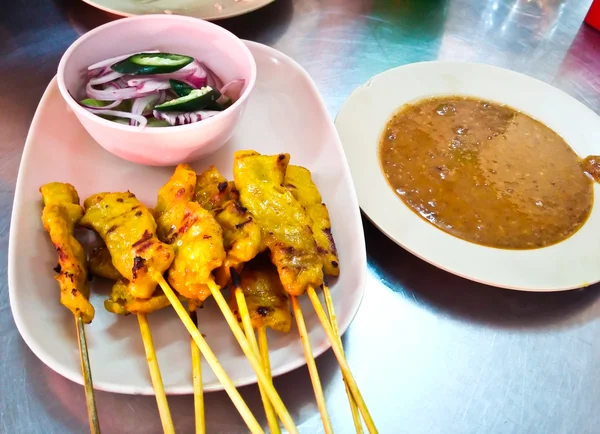 Sate babi panggang dengan saus kacang, makanan Thailand — Stok Foto