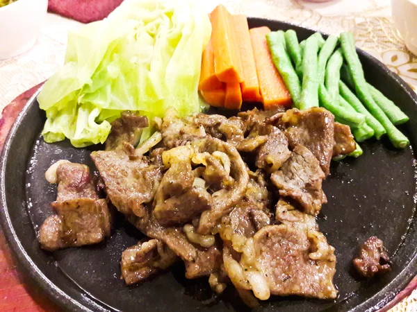 Kızartma tavasında sebzeli et