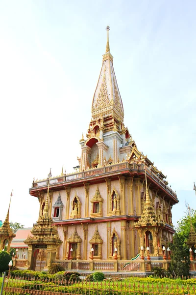 Пагода в Ват-Чалоне или храме Чайтхарам, Пхукет, Таиланд . — стоковое фото