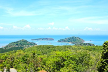 Yüksek açı görünümü deniz gökyüzü ve deniz turistik şehir, Ao Chalong